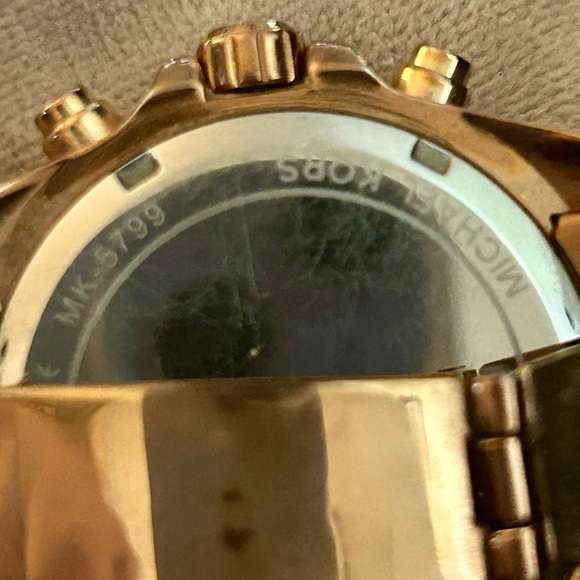 $65 AUTHENTIC Runway rose gold Michael Kors wristwatch. Retails for over $300! - Picture 4 of 8